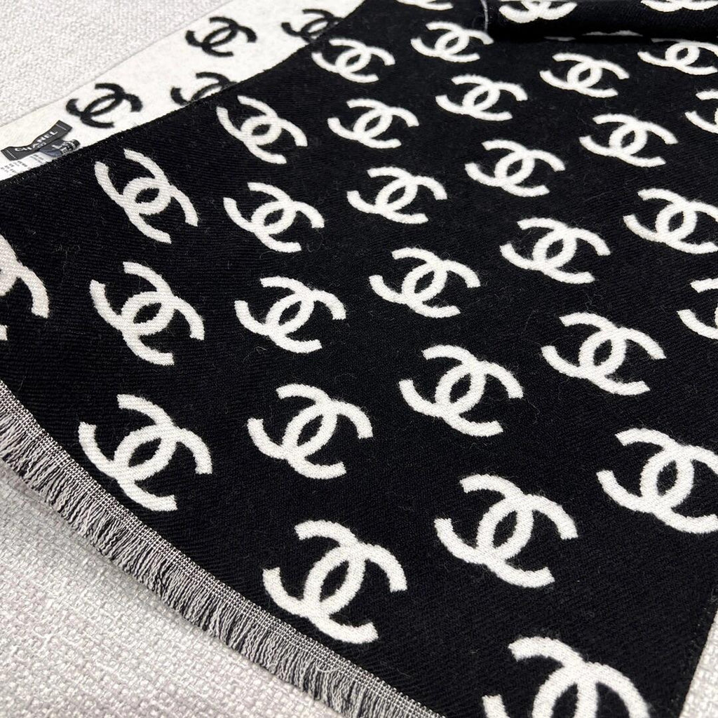 Black and white double-sided double-ring textured knitted shawl