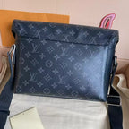 Fashionable and Trendy Messenger Bag