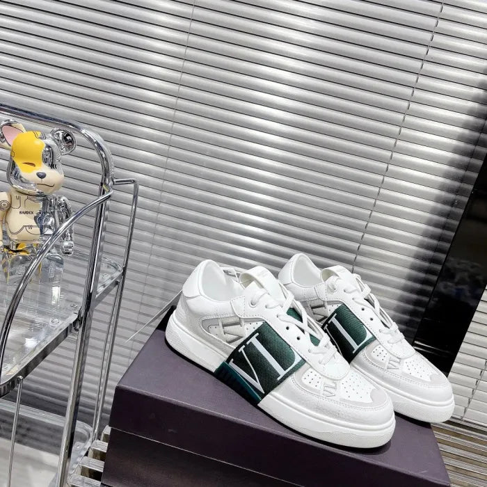 V - SNEAKERS