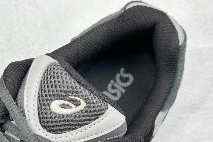 A - SNEAKERS