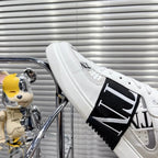 V - SNEAKERS