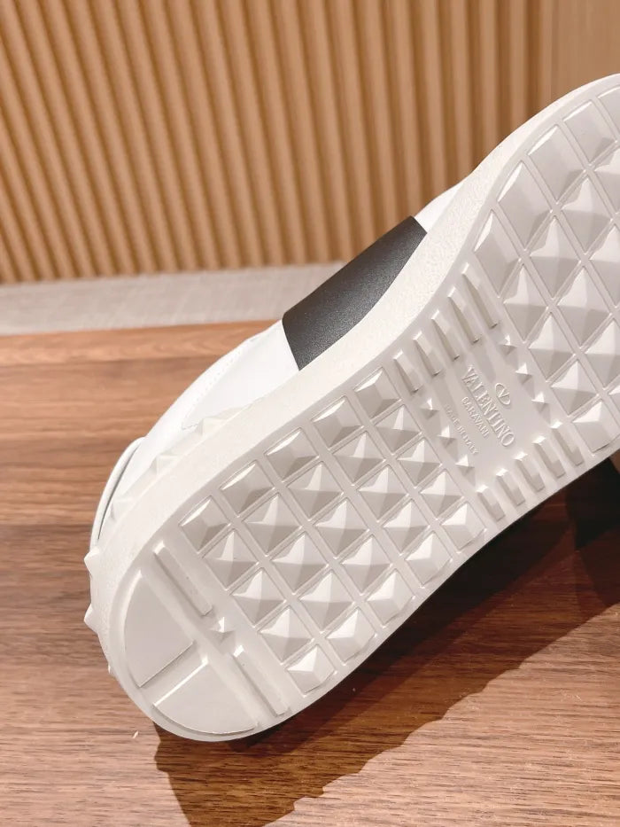 V - SNEAKERS