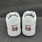 V - SNEAKERS