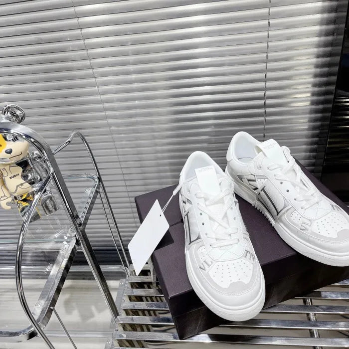 V - SNEAKERS