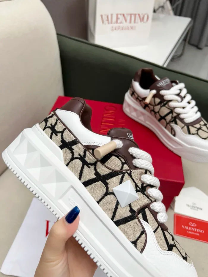 V - SNEAKERS