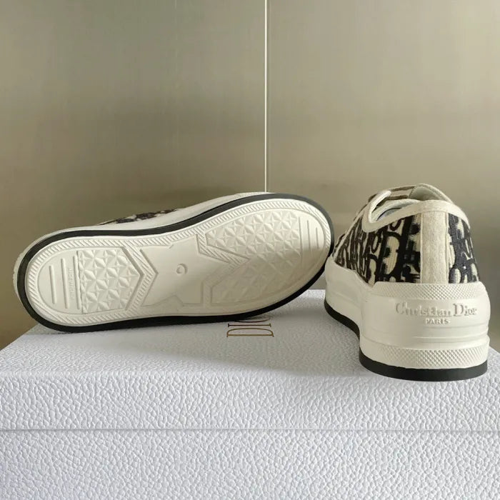D - SNEAKERS